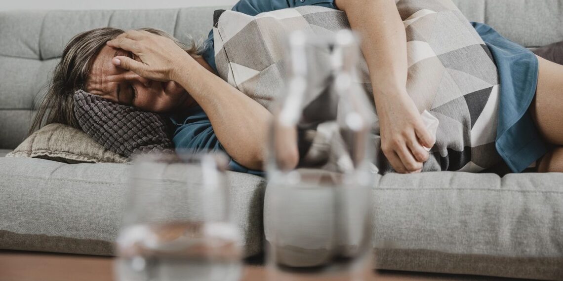 3 stebuklingi triukai, kaip atsikratyti žvėriško pagirių skausmo per 15 minučių ir vėl atgyti