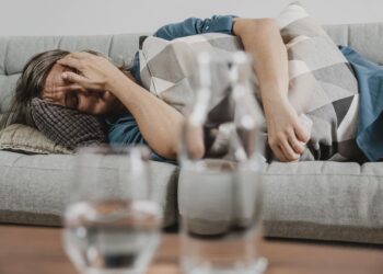 3 stebuklingi triukai, kaip atsikratyti žvėriško pagirių skausmo per 15 minučių ir vėl atgyti