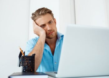 4 šokiruojančios priežastys, kodėl iki 10 ryto tampi bejėgis ir išsekęs lyg po bemiegės nakties