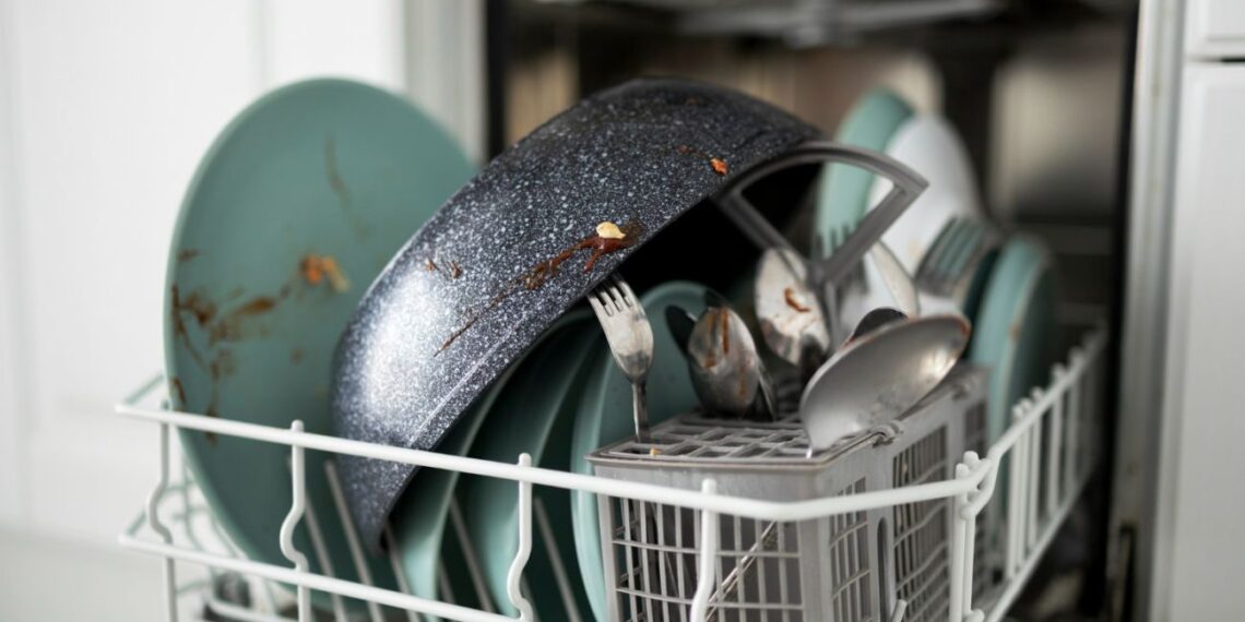 8 daiktai, kurių NIEKADA nekiškite į indaplovę: galite sugadinti brangų turtą ir sveikatą