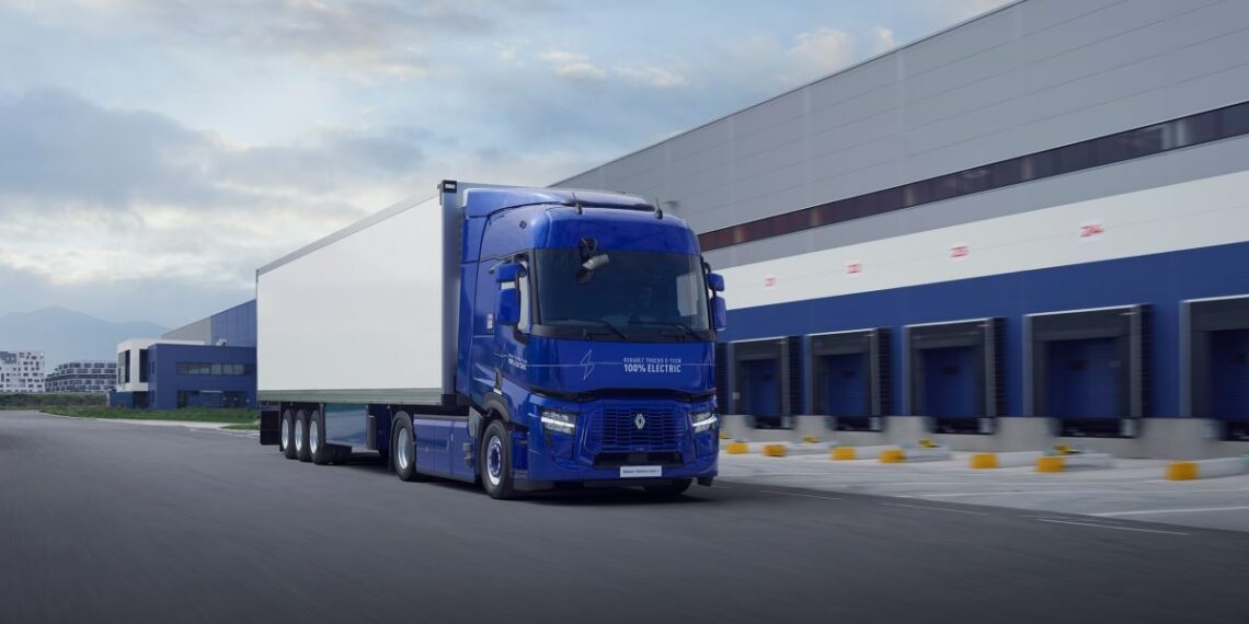 Renault Trucks šokiruoja: elektra varomi vilkikai užvaldo gamyklų koridorius – dyzelinams galas?