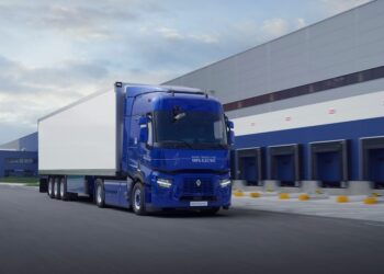 Renault Trucks šokiruoja: elektra varomi vilkikai užvaldo gamyklų koridorius – dyzelinams galas?
