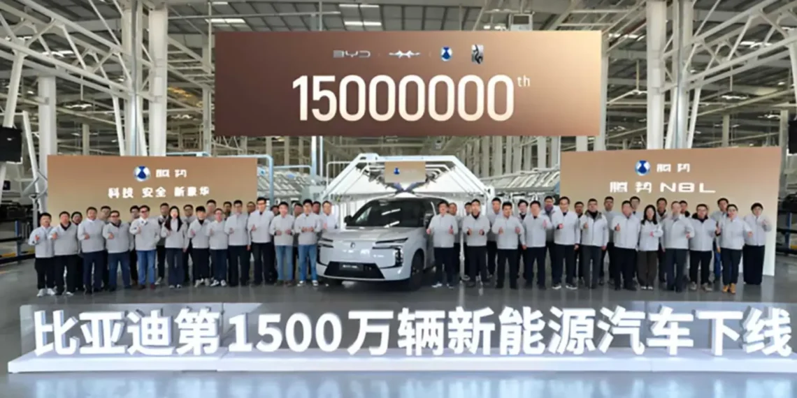 Kinus drebinantis rekordas: BYD pagamino 15-milijoną elektromobilį – ar „Tesla“ jau verkiа?