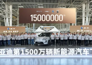 Kinus drebinantis rekordas: BYD pagamino 15-milijoną elektromobilį – ar „Tesla“ jau verkiа?