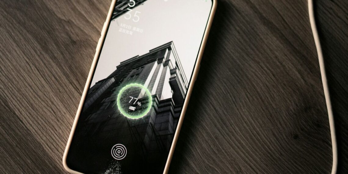 Ekspertai atskleidė, iki kiek procentų iš tikrųjų reikia krauti telefoną, kad baterija tarnautų metų metus