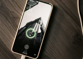 Ekspertai atskleidė, iki kiek procentų iš tikrųjų reikia krauti telefoną, kad baterija tarnautų metų metus