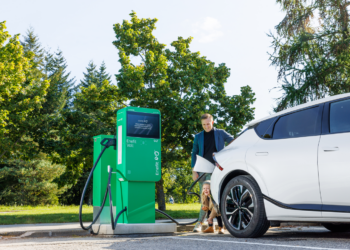 Elektra pakrautas Lietuvos šuolis: netikėtas 91 naujos elektromobilių įkrovimo stotelės proveržis