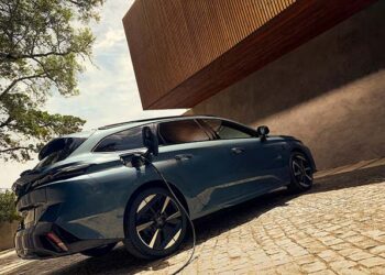 ELEKTROMOBILIAI UŽKARIAUJA EU KELIUS: BENZININIAI AUTOMOBILIAI STUMIAMI Į ISTORIJOS ŠIUKŠLYNĄ