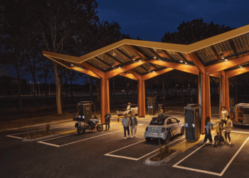 Elektromobilių revoliucija įsibėgėja: „Fastned“ šokiruoja rekordiniu ultra greitų stotelių bumu Šiaurės Anglijoje