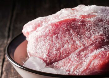 Genialus triukas akimirksniu atšildyti mėsą: virtuvės gudrybė, kurią slepia profesionalai