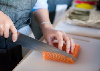 Genialus triukas virtuvėje: kaip namuose užsisūdyti lašišą per kelias minutes ir sutaupyti krūvą pinigų