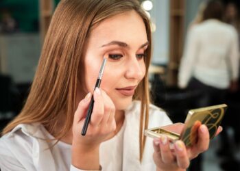 Gydytojai šokiruoti: štai kas iš tiesų nutinka jūsų veidui, jei einate miegoti su makiažu