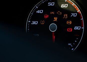 Kalėdinė girlianda skydelyje: šių lemputių ignoravimas gali baigtis tūkstantiniais nuostoliais