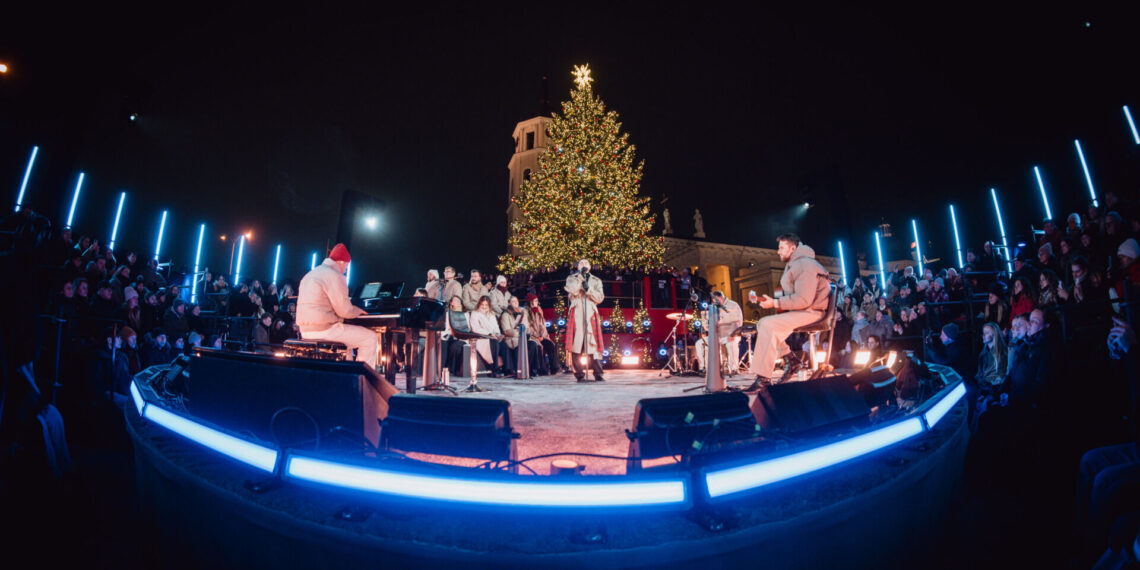 Kalėdinis Montvydo šou sukrėtė: ant scenos išbėgo šeima ir atskleidė slaptą praeitį