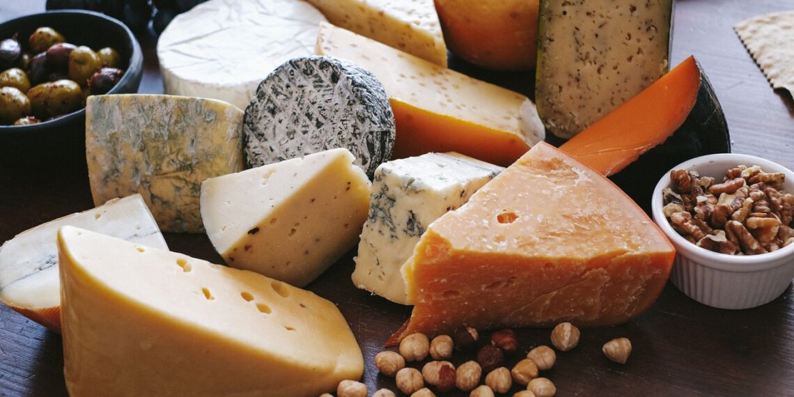 Koks sūris ant šventinio stalo kelia rimtą pavojų sveikatai: mitybos specialistai šokiruoti