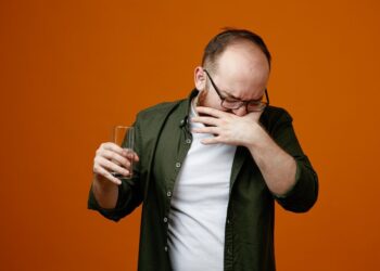 Mokslininkai perspėja: kavos puodelis po sočios puotos gali baigtis pavojingomis pasekmėmis