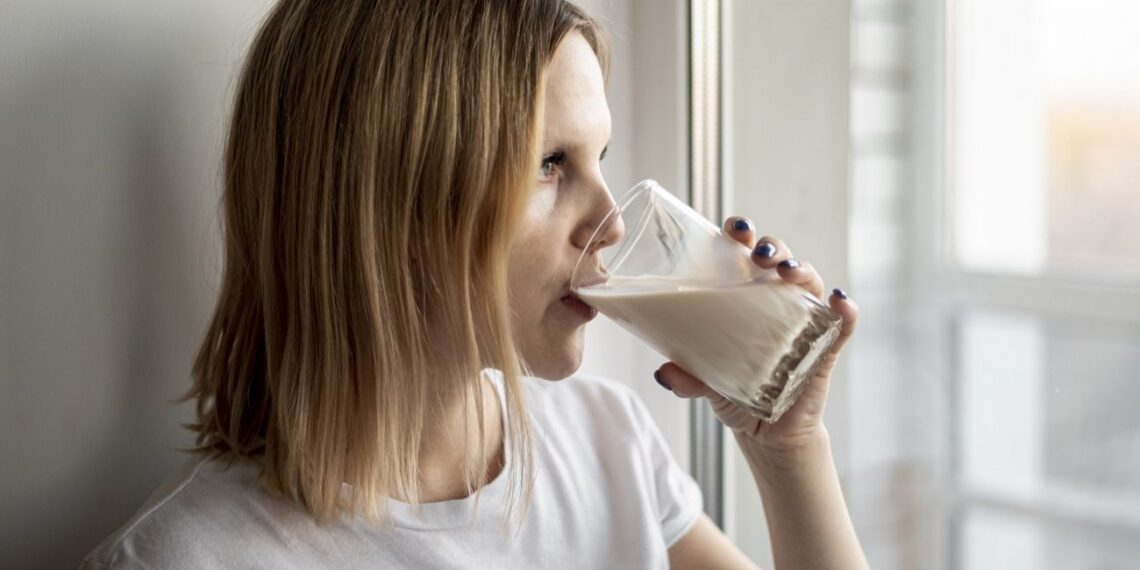 Moteris mėnesį kasdien gėrė kefyrą: gydytojai nustebo pamatę, kas nutiko jos kūnui