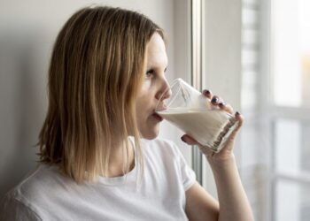 Moteris mėnesį kasdien gėrė kefyrą: gydytojai nustebo pamatę, kas nutiko jos kūnui