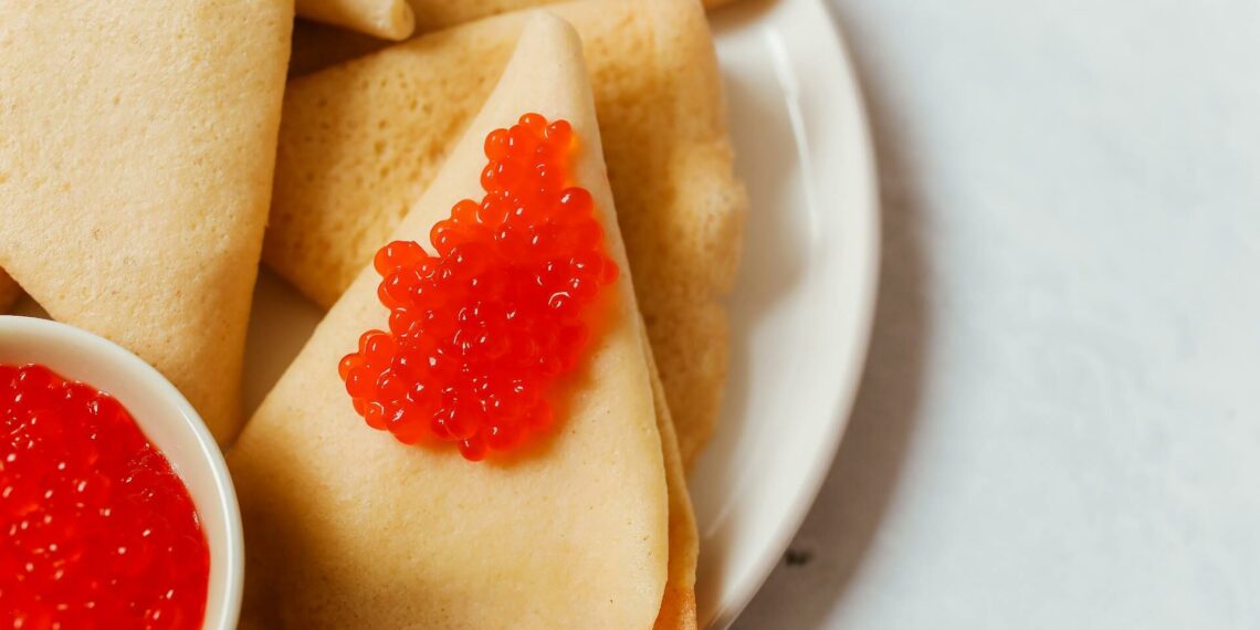 Naujųjų nakties bomba: šie ikrais ir krabų lazdelėmis užtepti kąsneliai privers svečius aikčioti