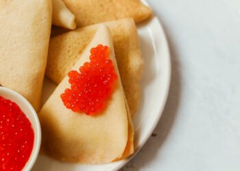 Naujųjų nakties bomba: šie ikrais ir krabų lazdelėmis užtepti kąsneliai privers svečius aikčioti