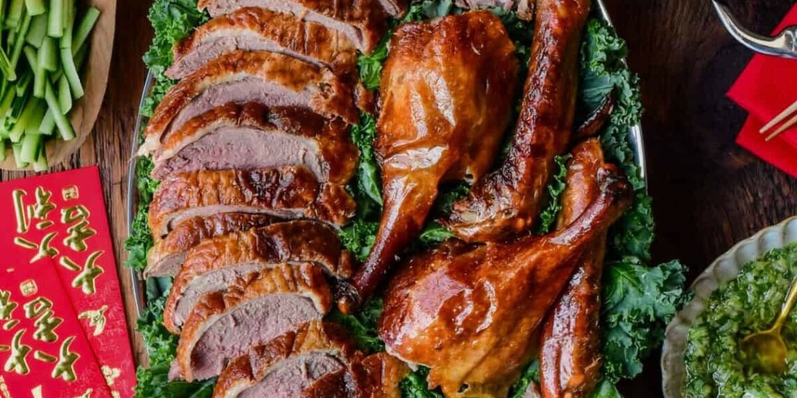 Neįtikėtinas triukas Kalėdoms: žymaus šefo ančių ir tailandietiškos sprandinės puota už centus