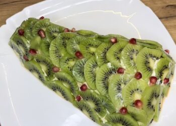 Nerealus naujametės šventės hitas: pasigamink paprastą, bet įspūdingą salatą–eglę per 15 min