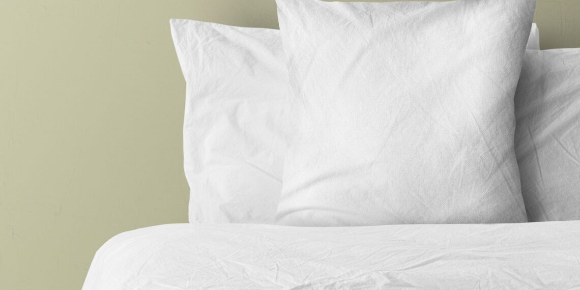 Neskubėkite mesti geltonuojančių pagalvių į skalbyklę: vienas netikėtas triukas viską pakeis