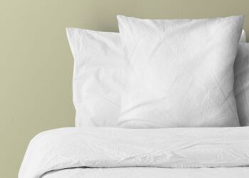 Neskubėkite mesti geltonuojančių pagalvių į skalbyklę: vienas netikėtas triukas viską pakeis