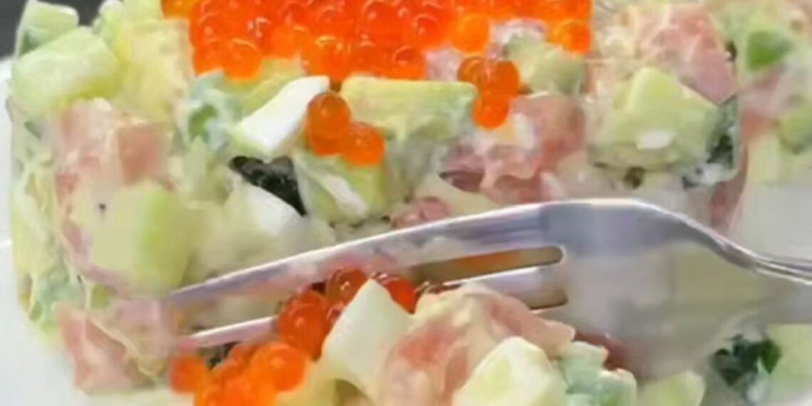 Netikėtai paprastas raudonos žuvies salotas be majonezo: lengvas receptas, kuris pavergs svečius