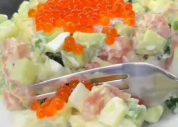 Netikėtai paprastas raudonos žuvies salotas be majonezo: lengvas receptas, kuris pavergs svečius