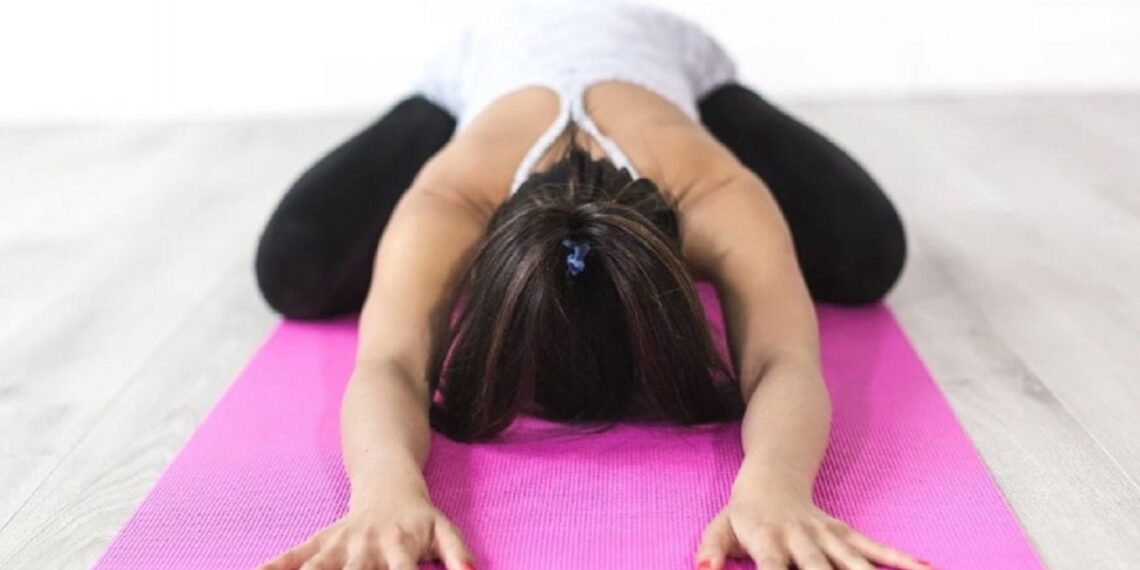 Persivalgėte per šventes? 5 pratimai, kurie akimirksniu „užkurs“ skrandį ir nuims sunkumo jausmą