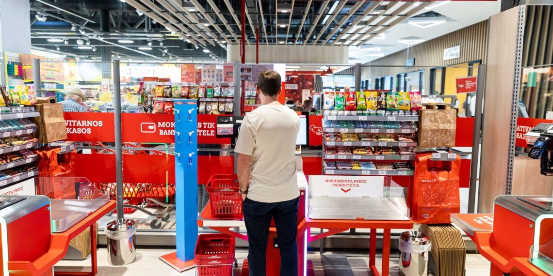 Pirmą kartą Lietuvoje: pirkėjai šokiruoti – amžių savitarnos kasose tikrins per Smart-ID sistemą