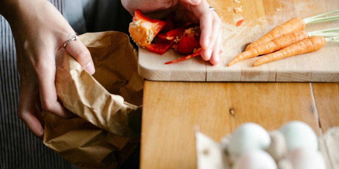 Pošventinis šokas: pilnas šaldytuvas, bet “nėra ką valgyti” jau sausio 2-ąją – kur dingsta maistas?