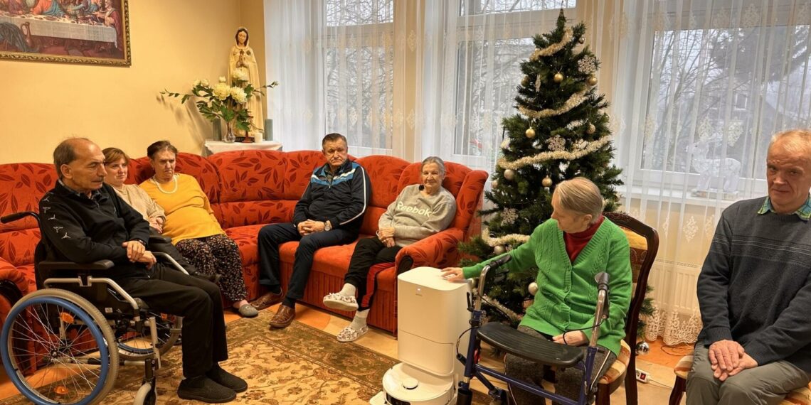 Robotas vietoj šluotos: „MOVA“ siurbliai šturmuoja 3 senelių namus – mokslininkai nustebo dėl poveikio