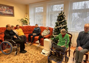 Robotas vietoj šluotos: „MOVA“ siurbliai šturmuoja 3 senelių namus – mokslininkai nustebo dėl poveikio