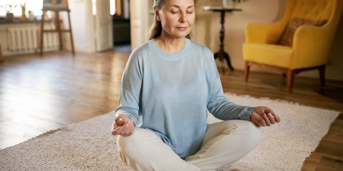 Ši viena jogos poza po 50 m. daro stebuklus moterų sveikatai: gydytojai atskleidė, kodėl