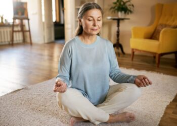 Ši viena jogos poza po 50 m. daro stebuklus moterų sveikatai: gydytojai atskleidė, kodėl