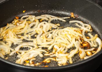 Šito triuko su svogūnais beveik niekas nežino – rezultatas toks, kad net kaimynai aikčios!