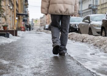 Šiurpinantys plikledžio spąstai: gydytojai atskleidė, kodėl žiemą staiga lūžta kaulai