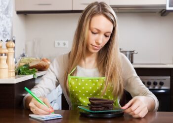 Skaičiuojate kalorijas? Štai vienintelė klaida, dėl kurios per Naujuosius tyliai auga svoris