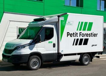 Šokas logistikoje: Petit Forestier meta iššūkį dyzeliui – 275 nauji IVECO eDaily sunkvežimiai!