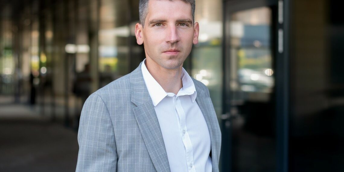 Šokas vairuotojams: elektromobilių stotelės jau primena degalines – ar tai nauja priklausomybė?