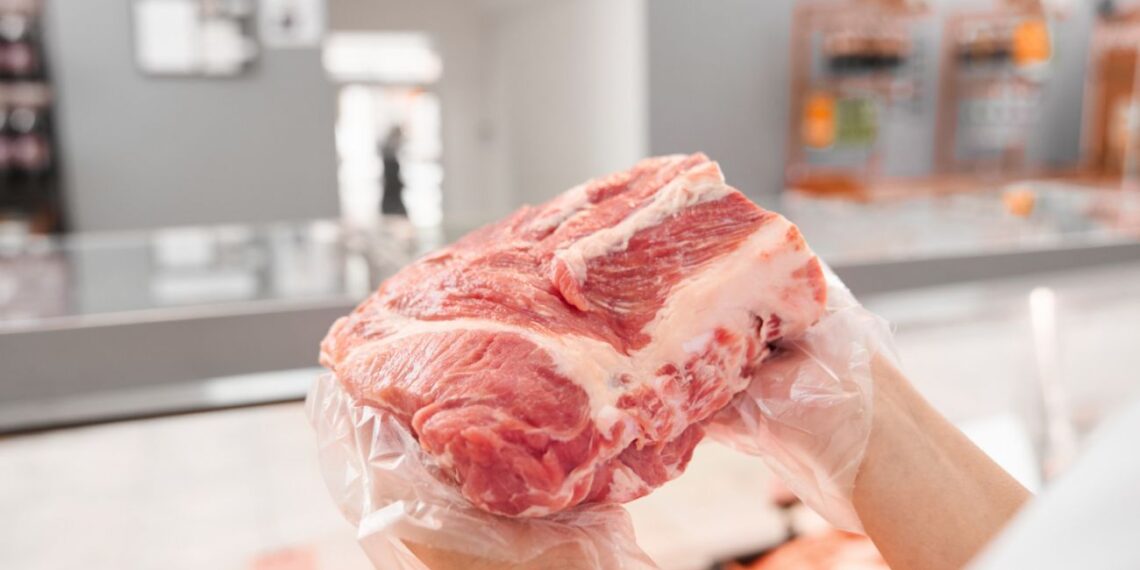 Šokiruojanti klaida mėsos skyriuje: daugelis pirkėjų ją ignoruoja ir rimtai žaloja sveikatą