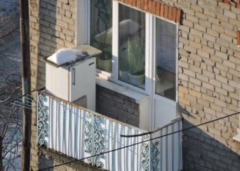 Šokiruojanti tiesa: kodėl maisto laikymas ant balkono žiemą gali virsti pavojinga klaida