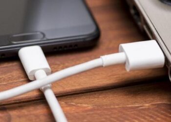 Šokiruojantis faktas: kodėl vieni USB lizdai krauna lėtai kaip sraigė, o kiti – žaibiškai greitai