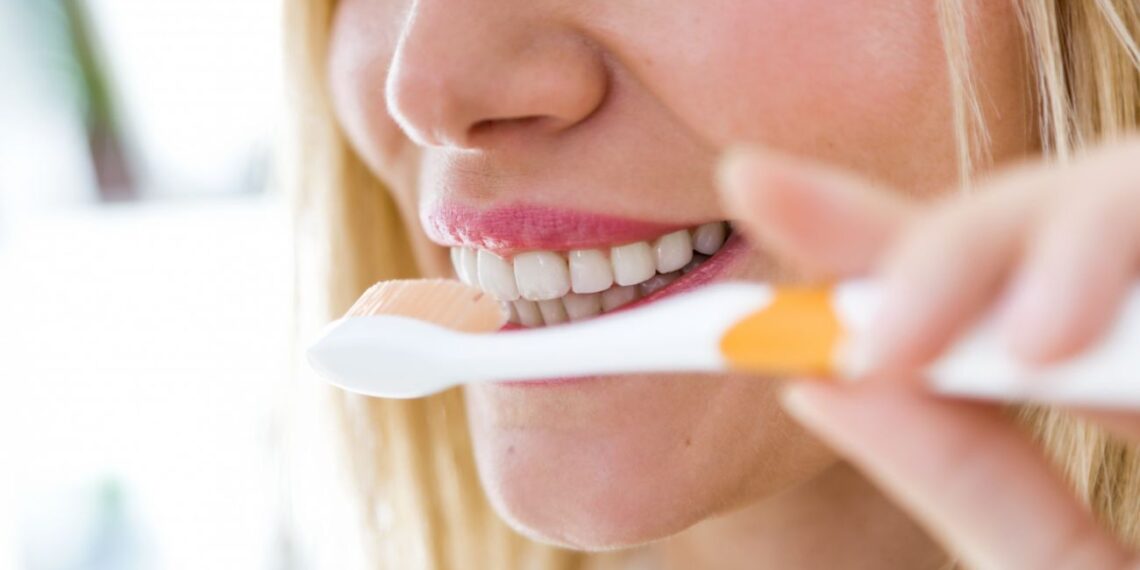 Stomatologas įvardijo 4 pavojingas klaidas prieš valantis dantis: daugelis daro kasdien, net vaikai