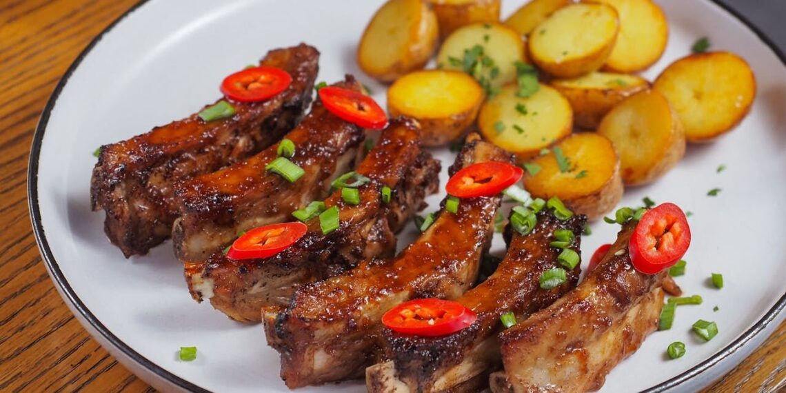 Šventiniai kiaulienos šonkauliai, nuo kurių svečiai neteks žado: virėjo triukai, kurių niekas nepasako