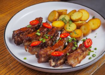 Šventiniai kiaulienos šonkauliai, nuo kurių svečiai neteks žado: virėjo triukai, kurių niekas nepasako