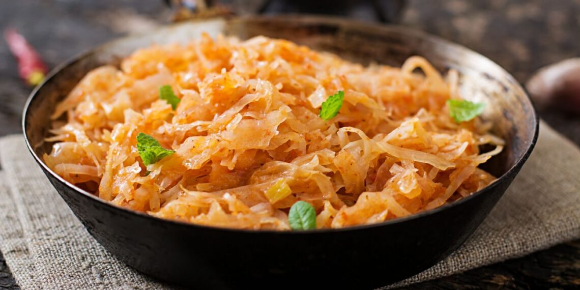 Šventvakario troškinta kopūstų ir grybų puota: dietologai perspėja – ar tai bomba skrandžiui?