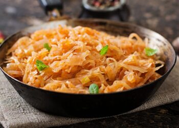 Šventvakario troškinta kopūstų ir grybų puota: dietologai perspėja – ar tai bomba skrandžiui?